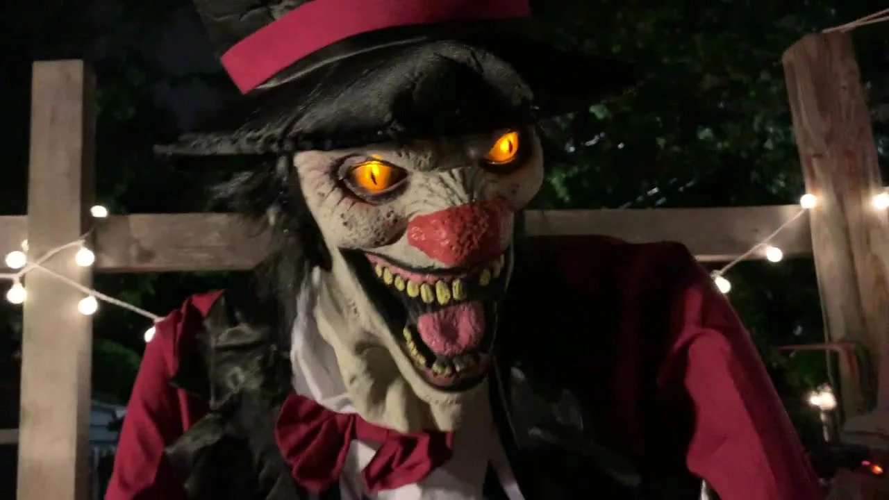7-Ft Rotten Ringmaster With Clown Animated Prop 2 7-Ft Rotten Ringmaster With Clown Animated Prop - Image 2
